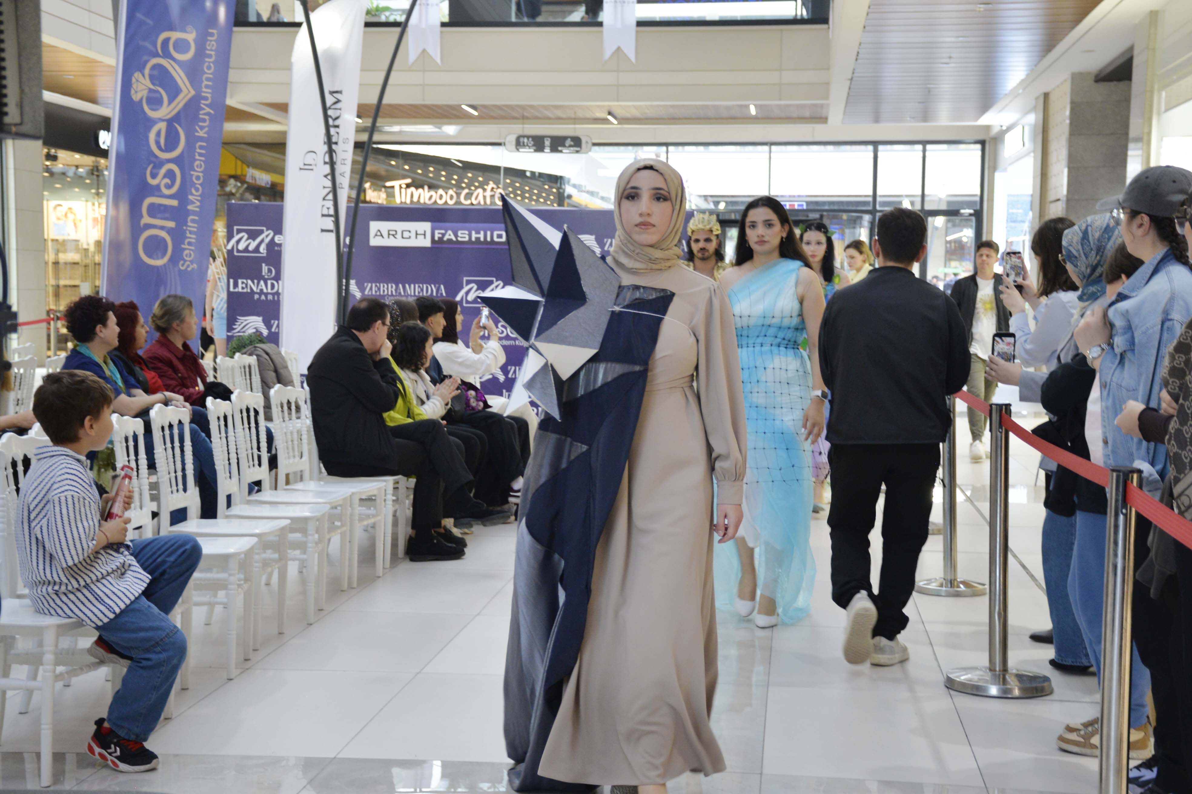Mimarlık Ve Tasarım Fakültesi’nde Disiplinlerarası Defile Mimari Yapılar Moda Ile Buluştu (2)