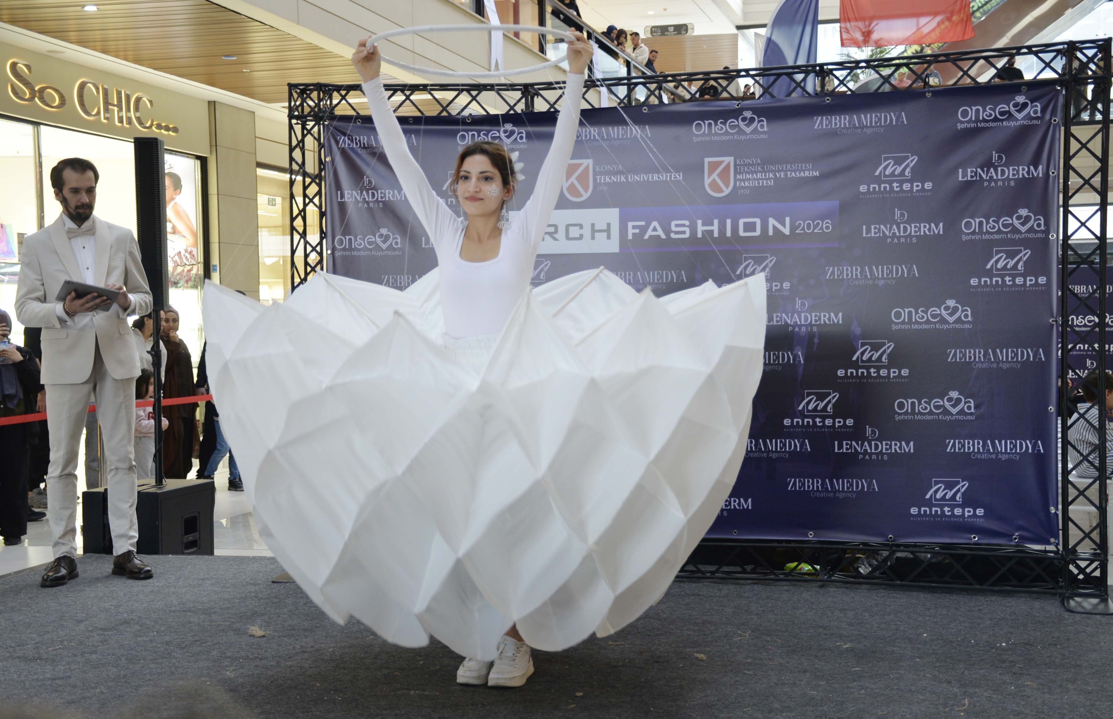 Mimarlık Ve Tasarım Fakültesi’nde Disiplinlerarası Defile Mimari Yapılar Moda Ile Buluştu (4)