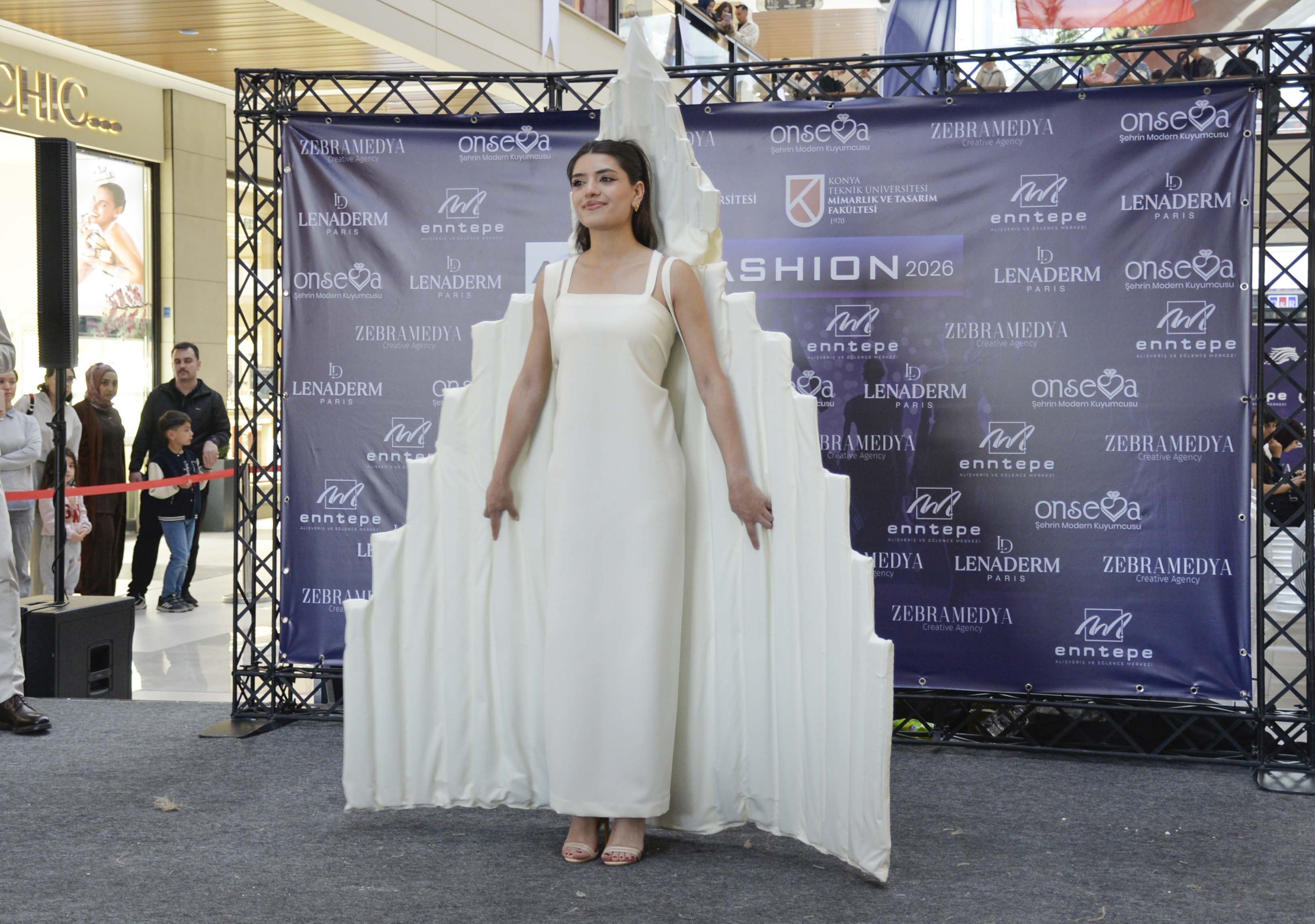 Mimarlık Ve Tasarım Fakültesi’nde Disiplinlerarası Defile Mimari Yapılar Moda Ile Buluştu (5)