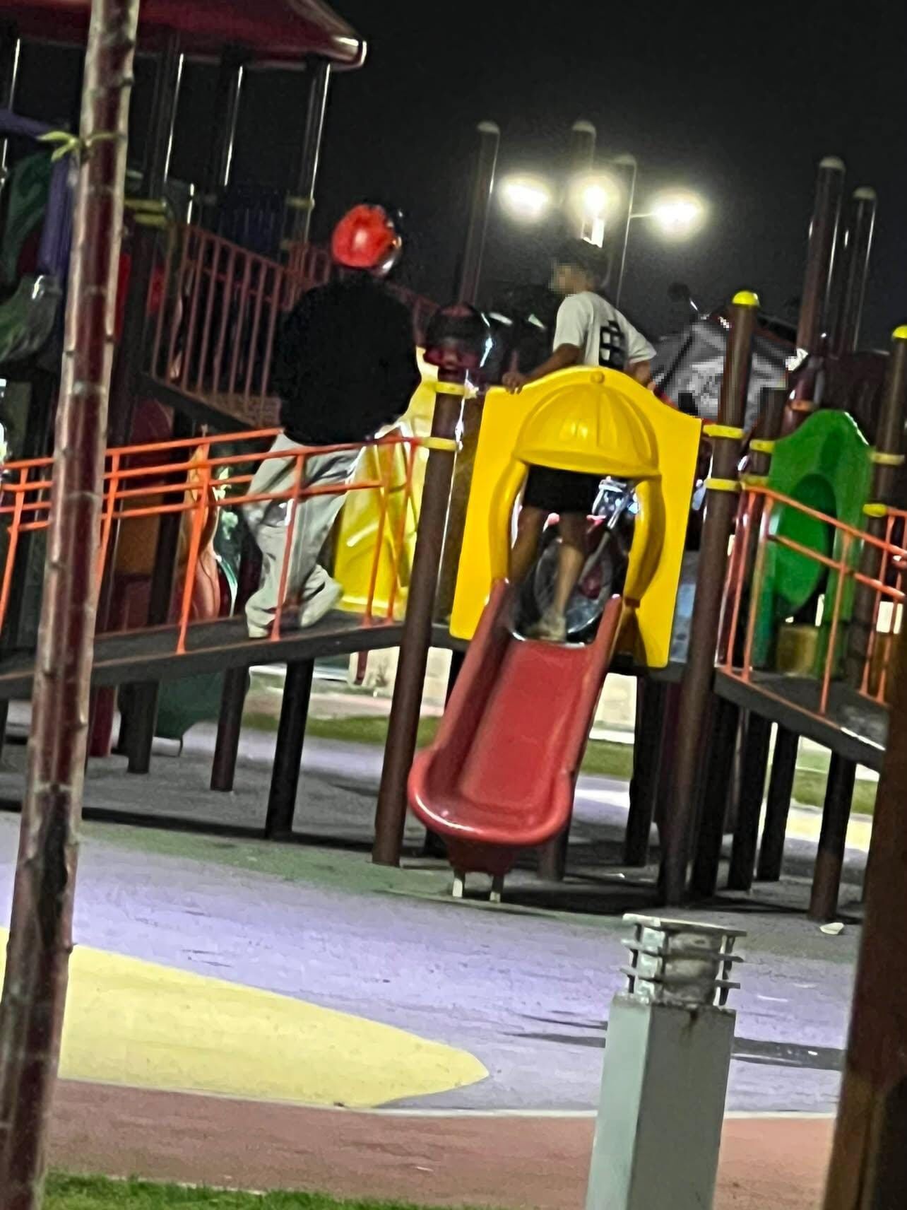Çocuk parkına motorla çıktılar, cezadan kaçamadılar