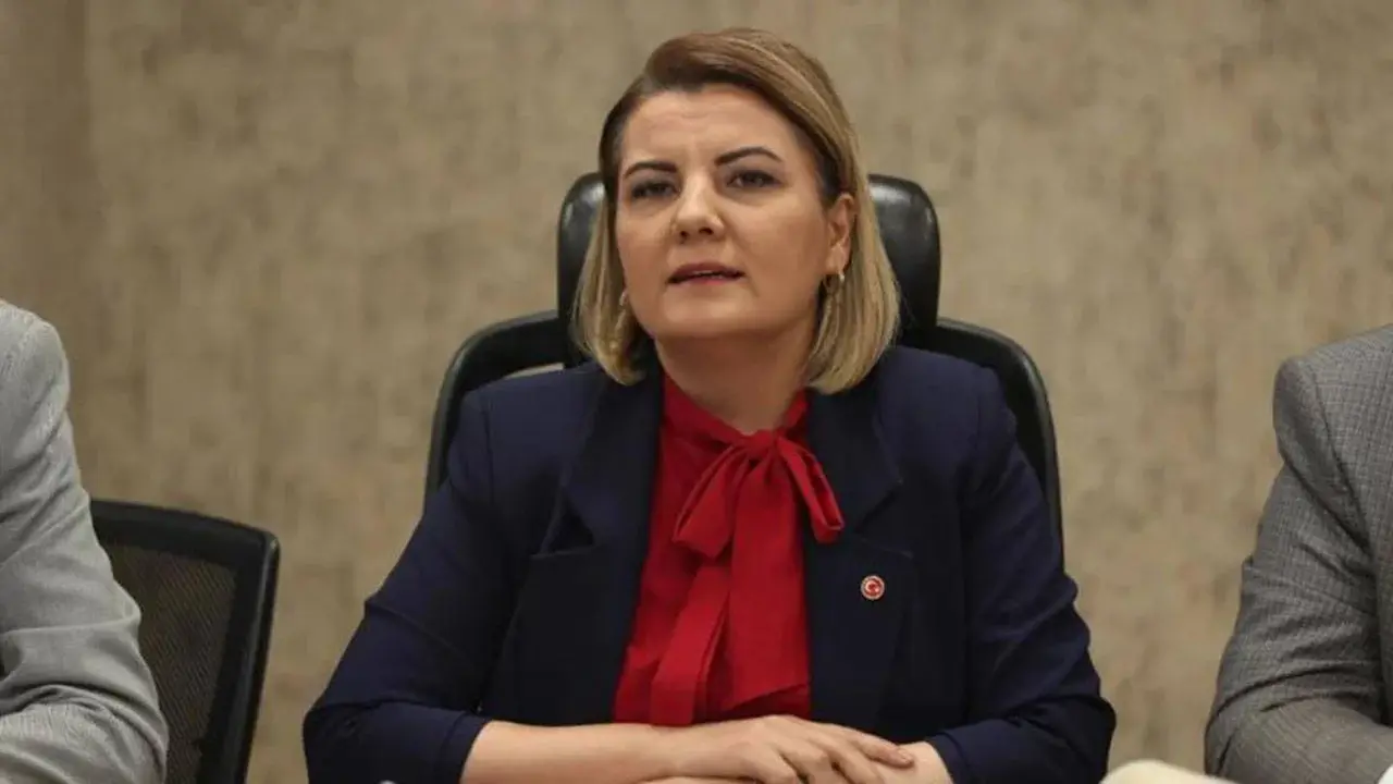 Fatma Kaplan Hurriyet Kimdir Gozaltina Alinan Izmit Belediye Baskani Fatma Kaplan Hurriyet In Hayati Ve Kariyeri