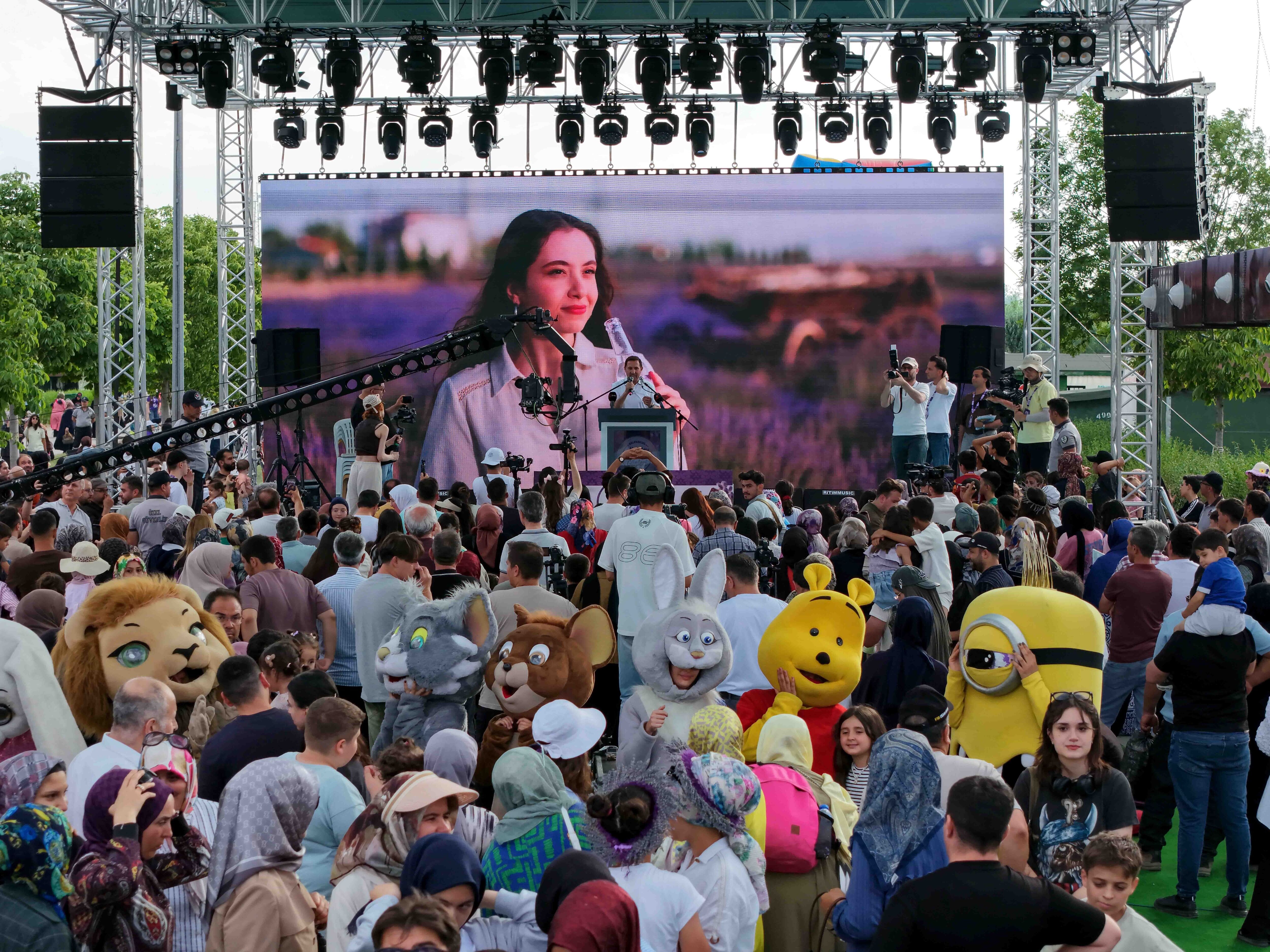 Türki̇yeni̇n En Büyük Lavanta Bahçesi̇nde Festi̇val Heyecani (4)