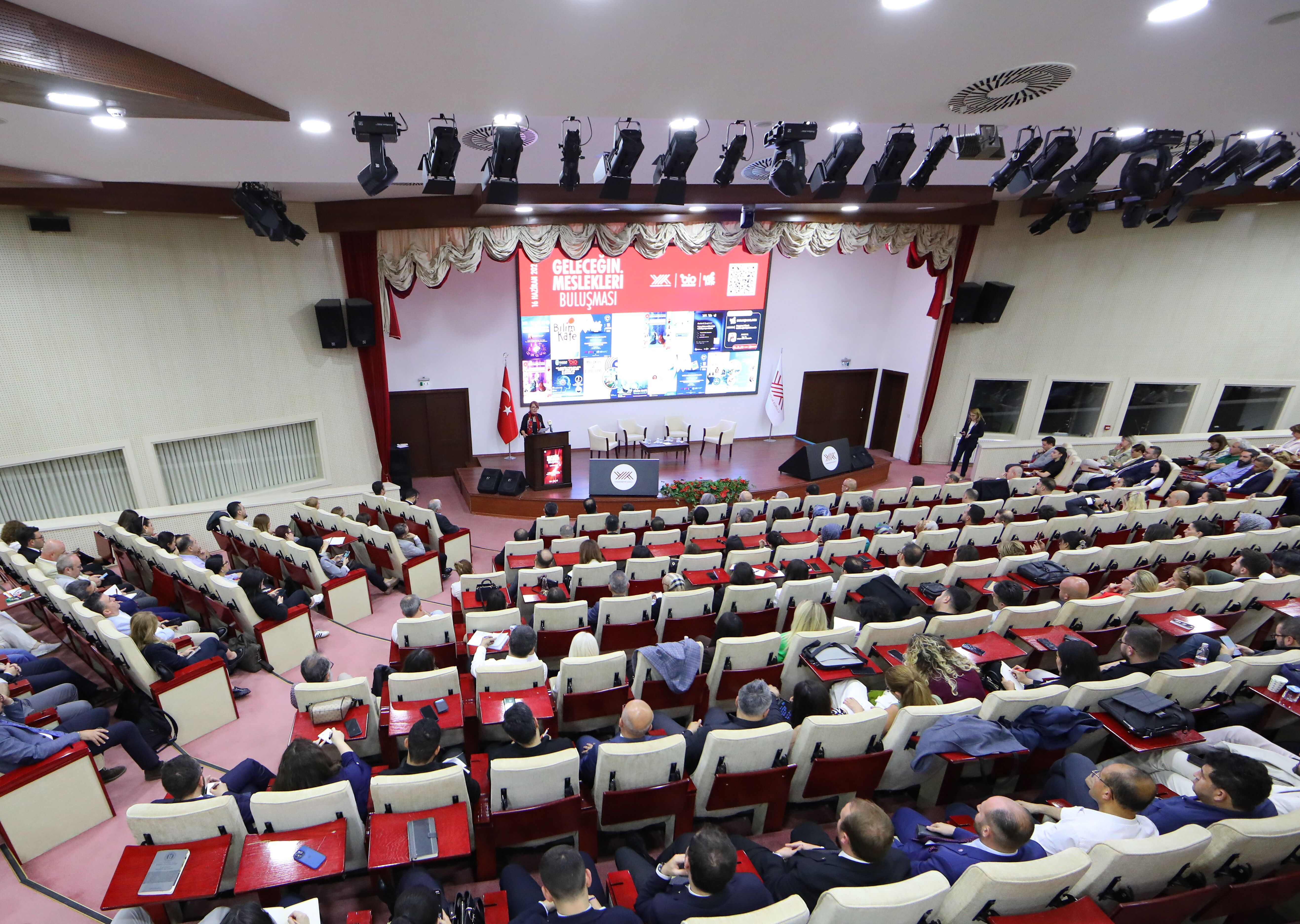 02 Üniversiteler “Geleceğin Mesleklerini” Bilim Kafelerde Anlatıyor