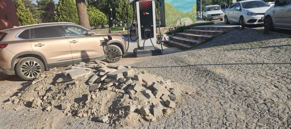 Elektrikli Sarj Istasyonu Var Ancak Kullanmak Mumkun Degil