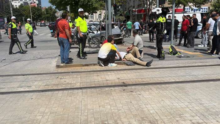 Konya Nalcaci Caddesinde Kaza Arac Bu Hale Geldi 2Si Agir 3 Yarali Var 004