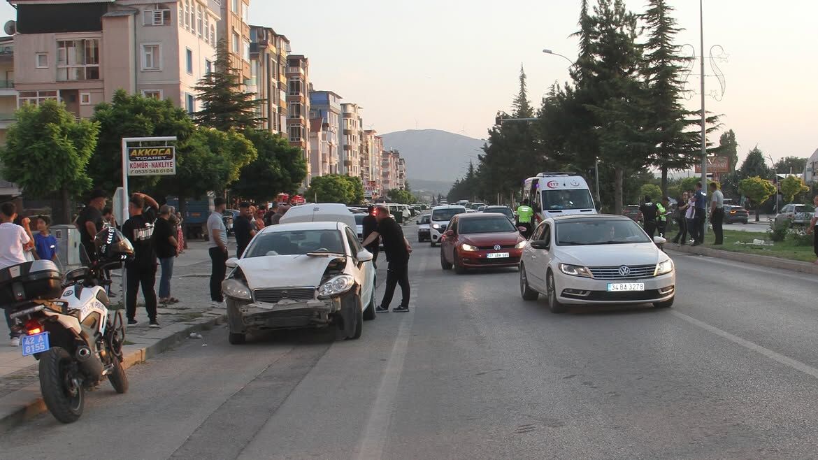 Üç Araç Çarpıştı, 3 Kişi Hastanelik Oldubeyşehi̇rde Korkutan Zi̇nci̇rleme Kazakonya’nın Beyşehir I 2