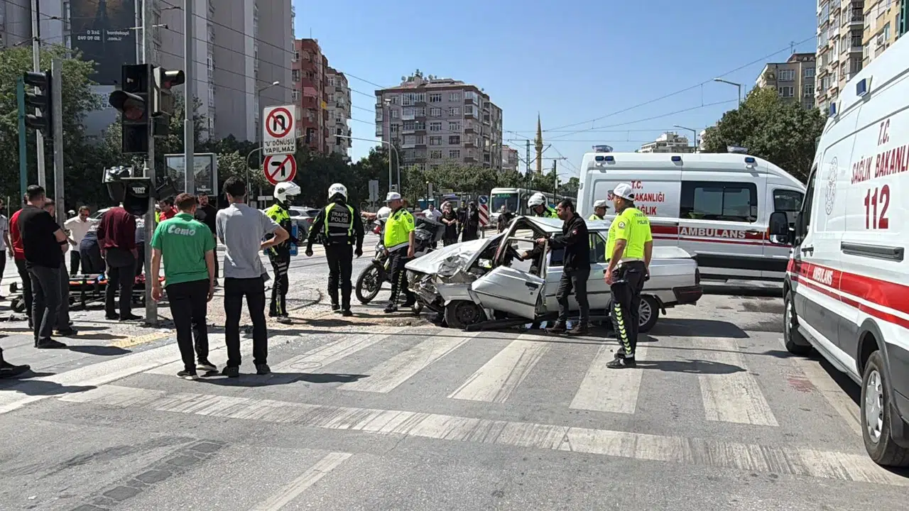 Y5Ee Konyanin Merkezinde Feci Kaza Trafik Kilitlendi Agir Yaralilar Var