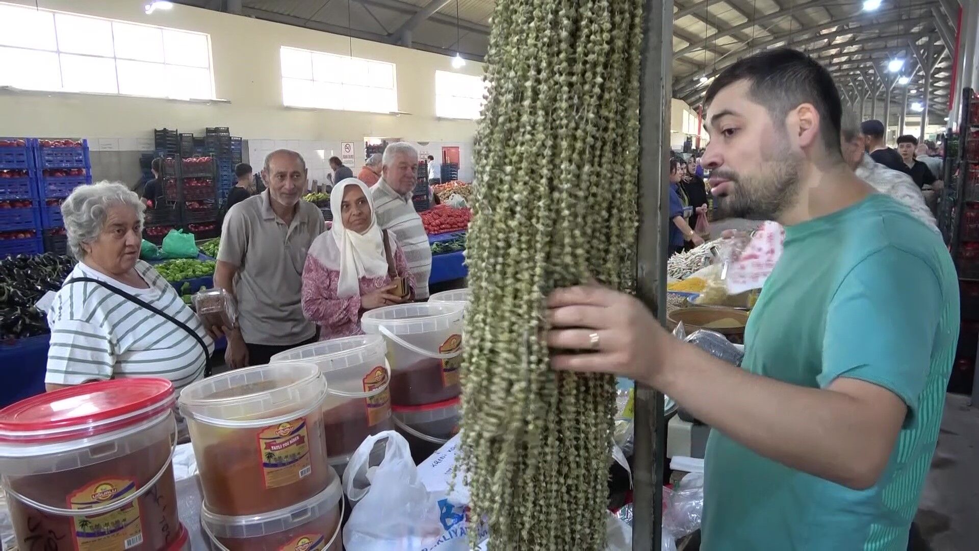 Konya mutfağının baş tacı çiçek bamya cep yakıyor: Tezgahlarda gramla satış dönemi başladı