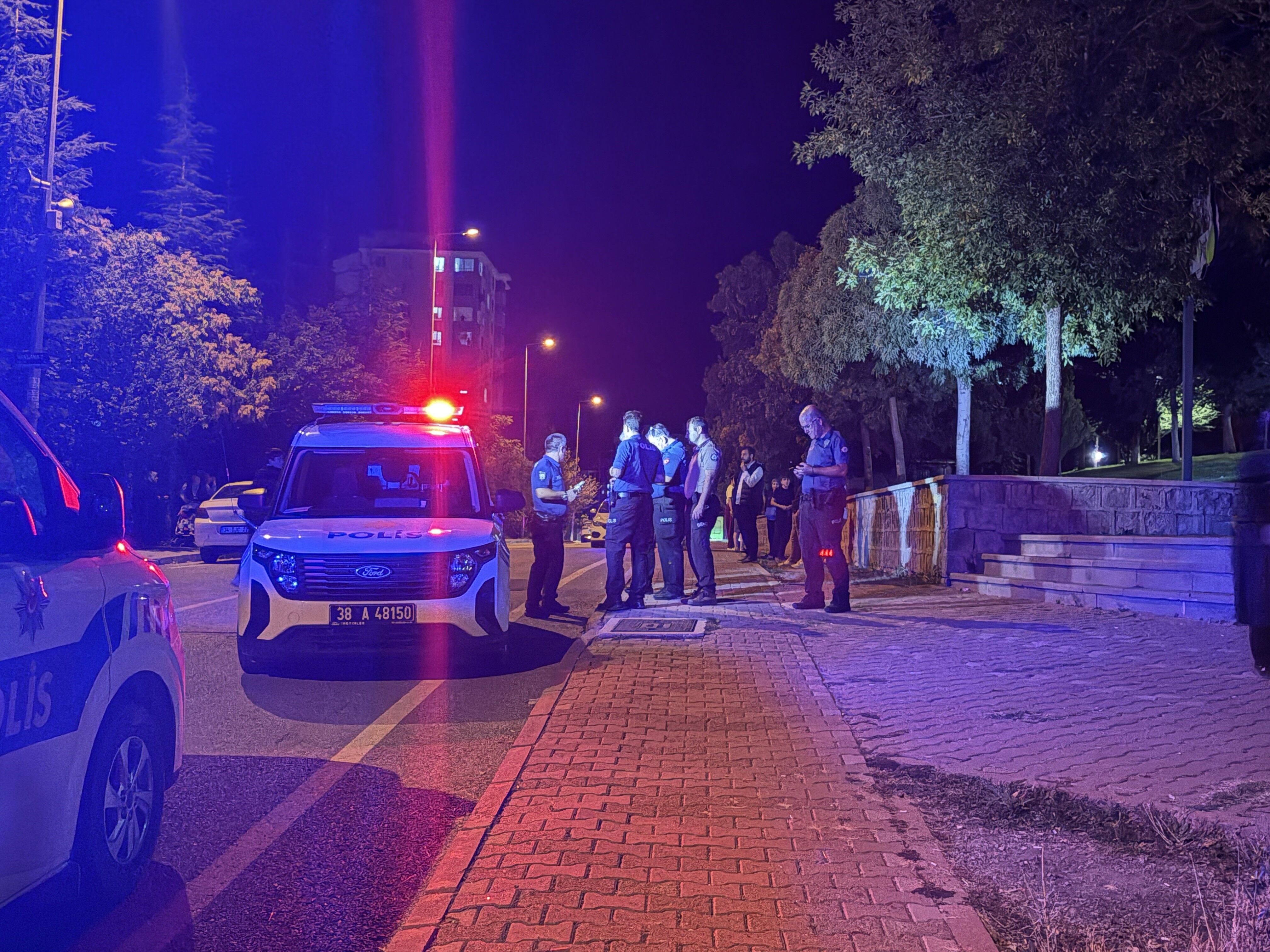Parkta çocuklar arasında bıçaklı kavga! Çok sayıda yaralı…