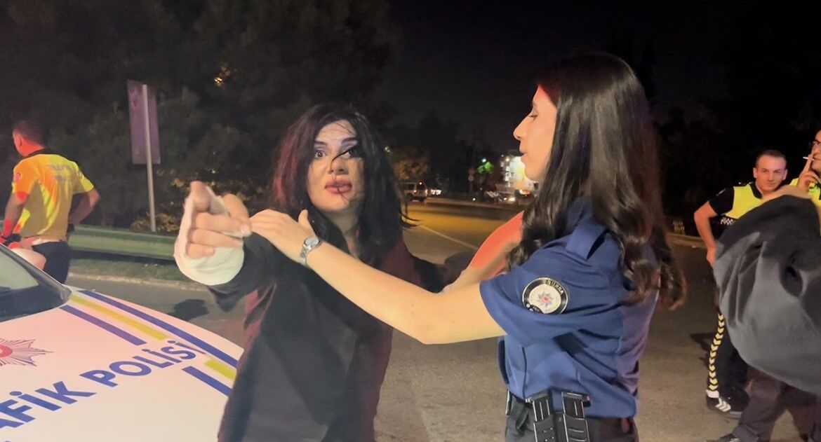 Gazetecilere tükürüp polise saldırdı