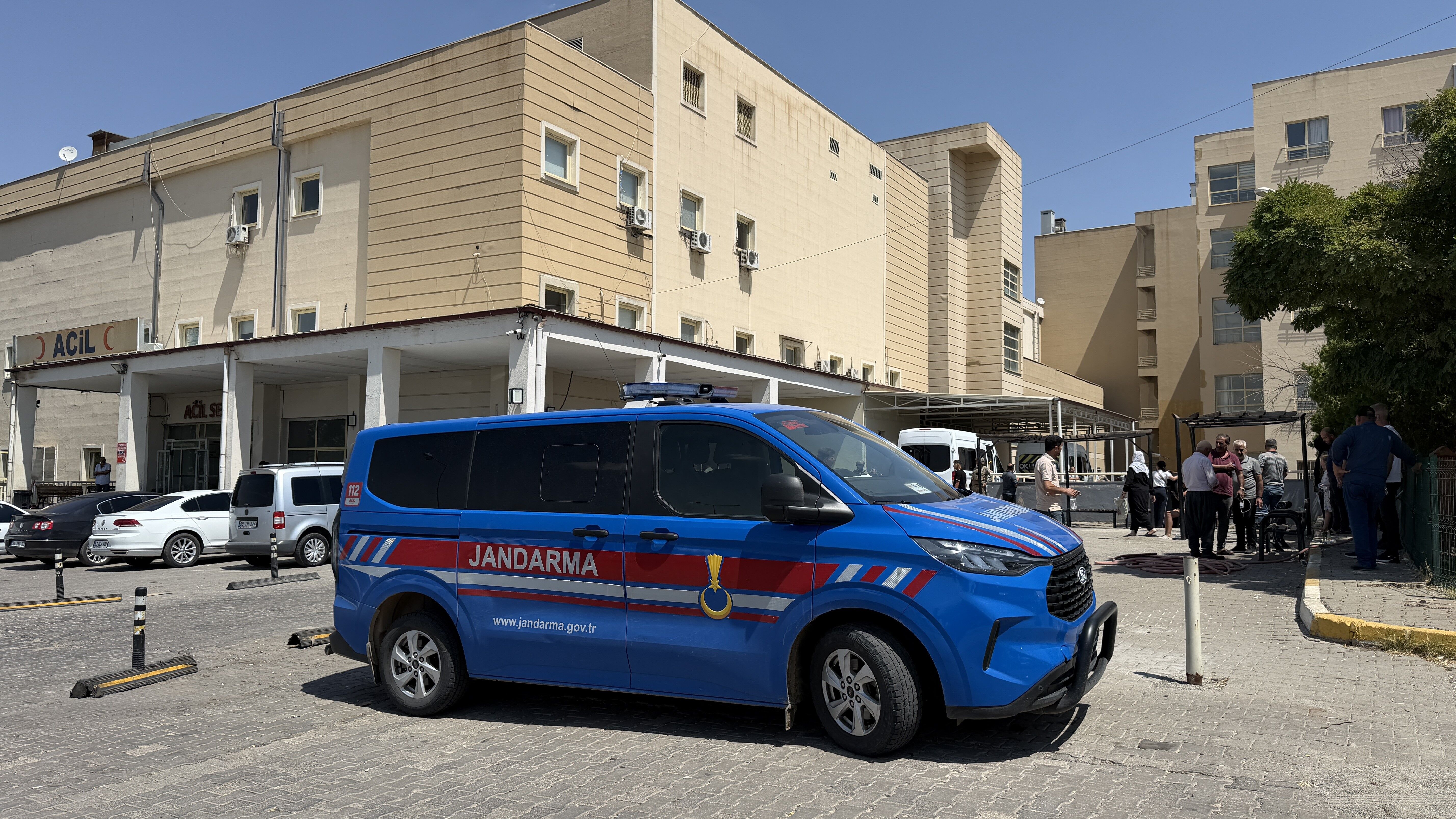 Akrabalar arasında kavga! Taşlar bıçaklar havada uçuştu…