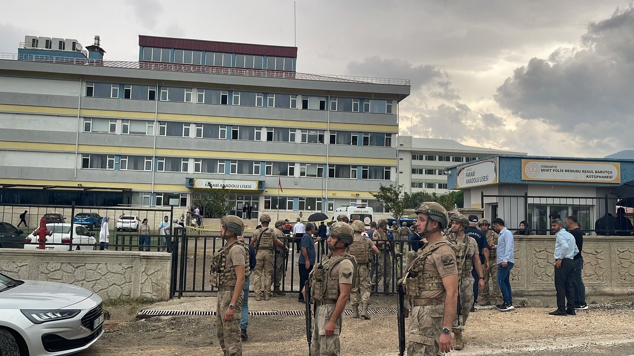 Bir öğretmen okulda silahla öldürüldü