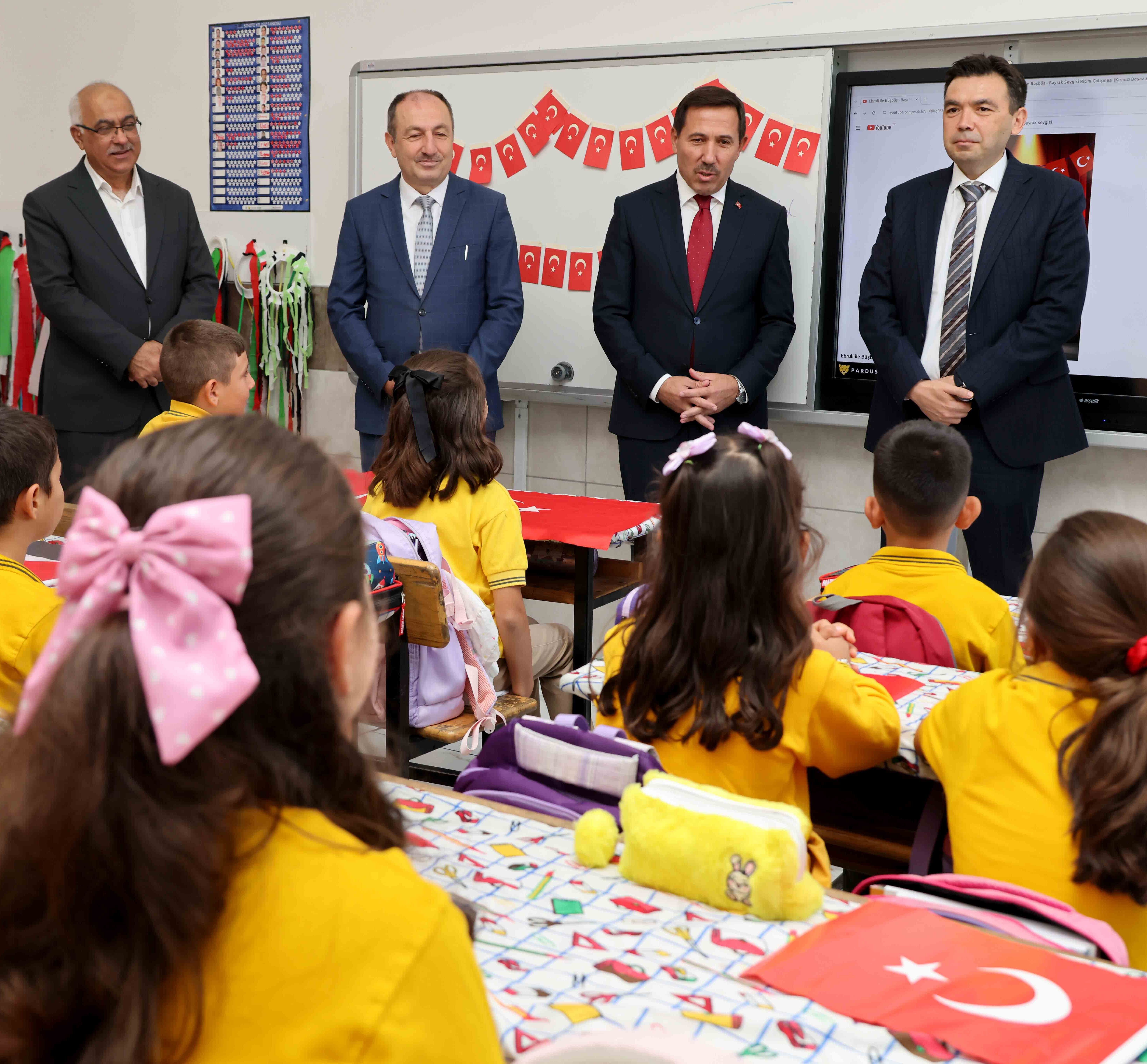Başkan Kilca Yeni̇ Dönemi̇n İlk Gününde Öğrenci̇leri̇n Heyecanina Ortak Oldu (5)