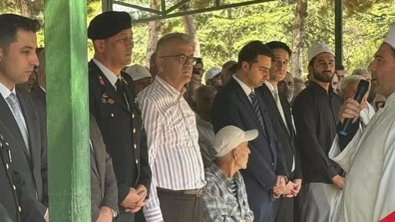 Kırmızı Ve Beyaz Modern Son Dakika Haberleri Youtube Küçük Resmi 2026 09 15T153815.540