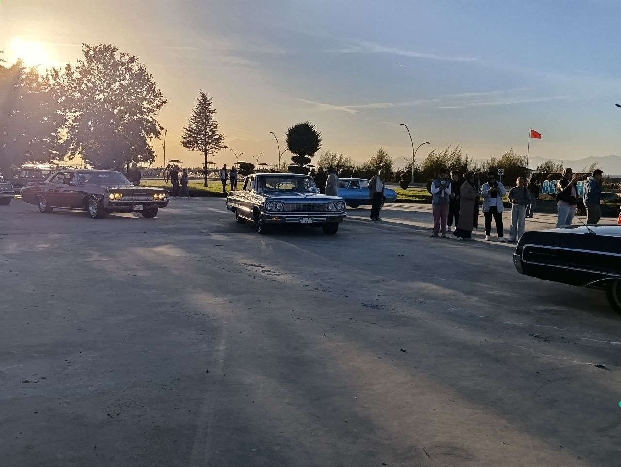 Klasik otomobil tutkunları Beyşehir gölü kıyısında buluştu!