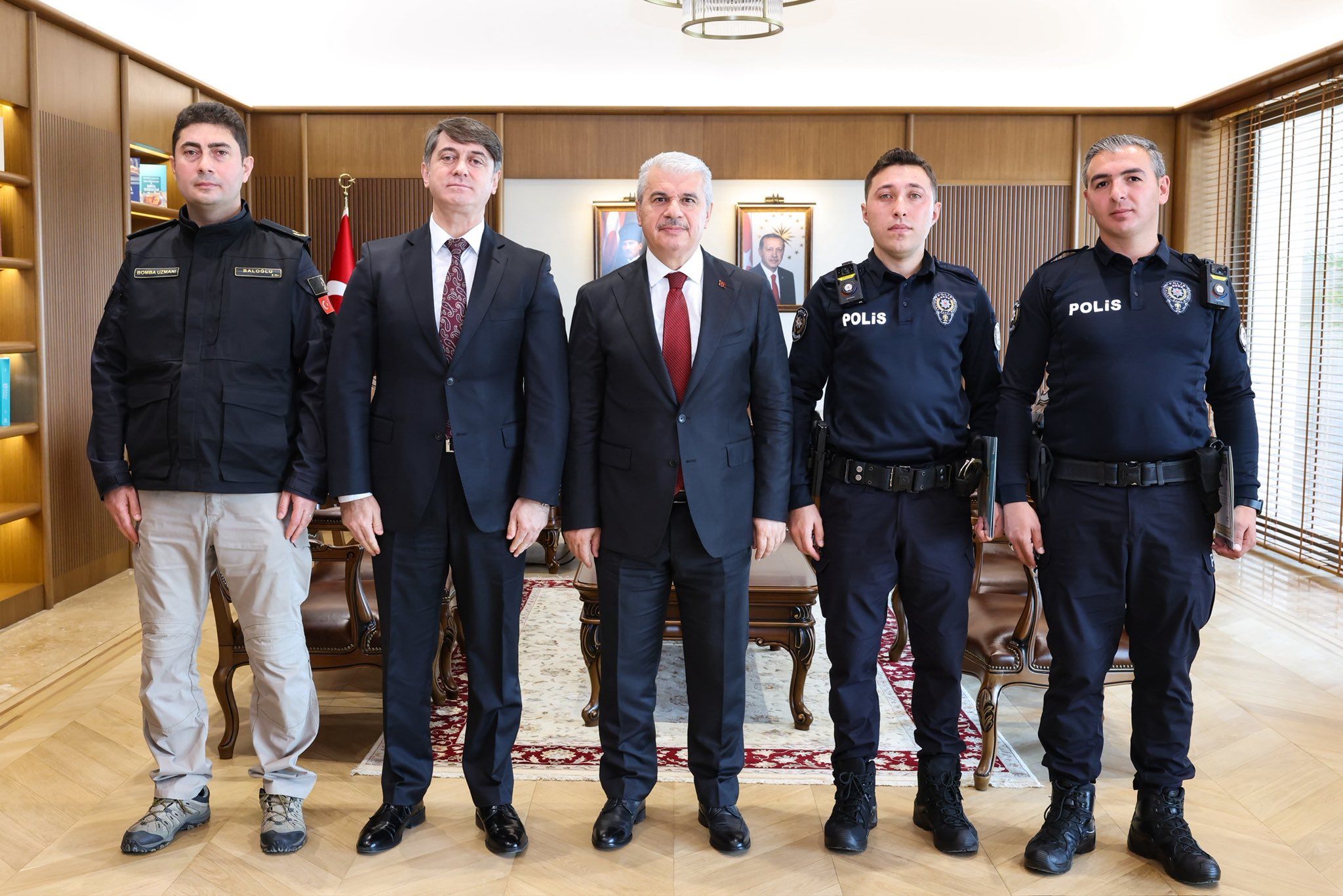 Konya'da kayıp Alzheimer hastasını kurtaran polis memurlarına ödül verildi