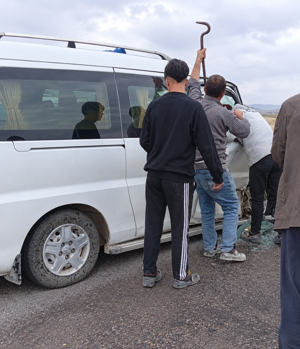 Hasarlı Minibüsün Yanında Tamir Çalışması