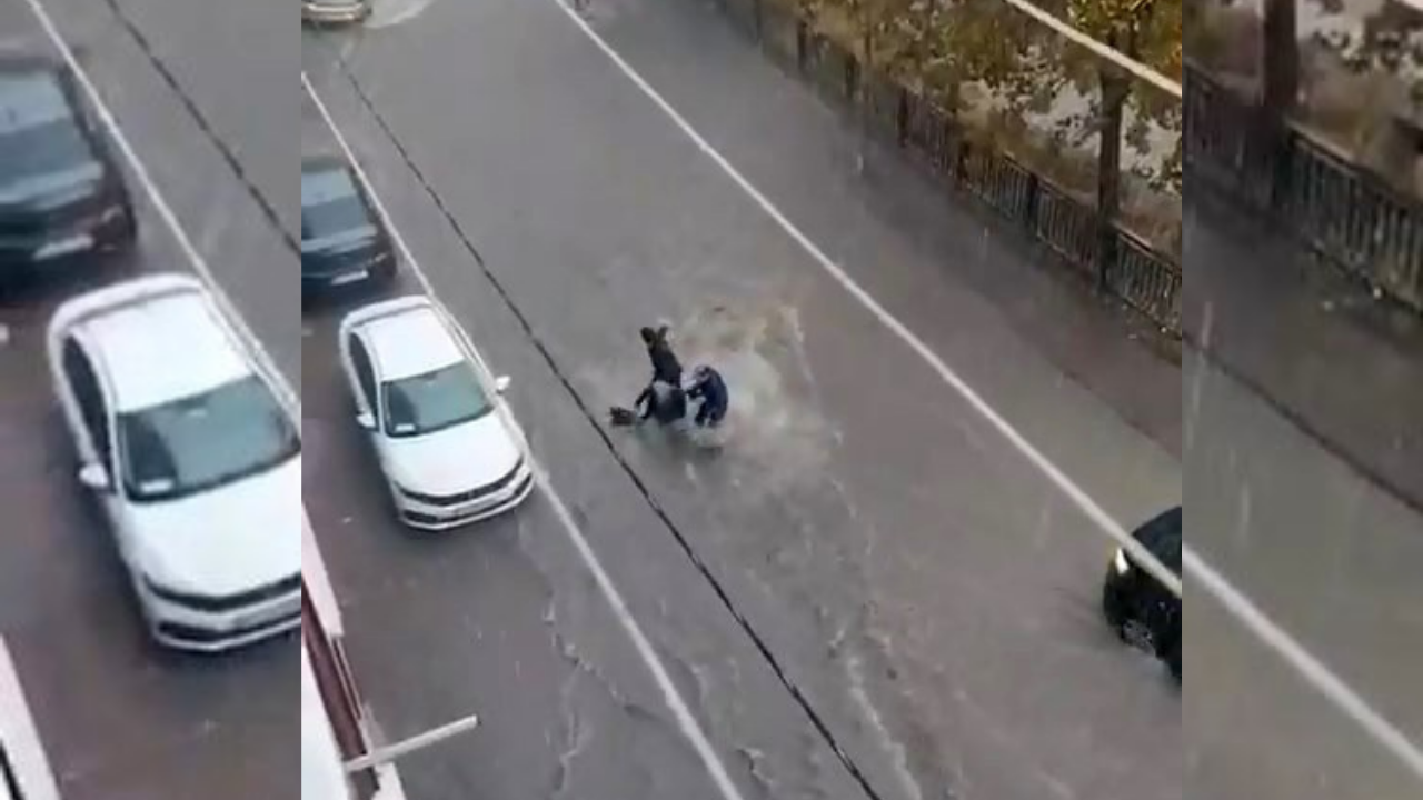 Esenyurt'ta yollar göle döndü; Suya kapılan kadını vatandaşlar son anda kurtardı